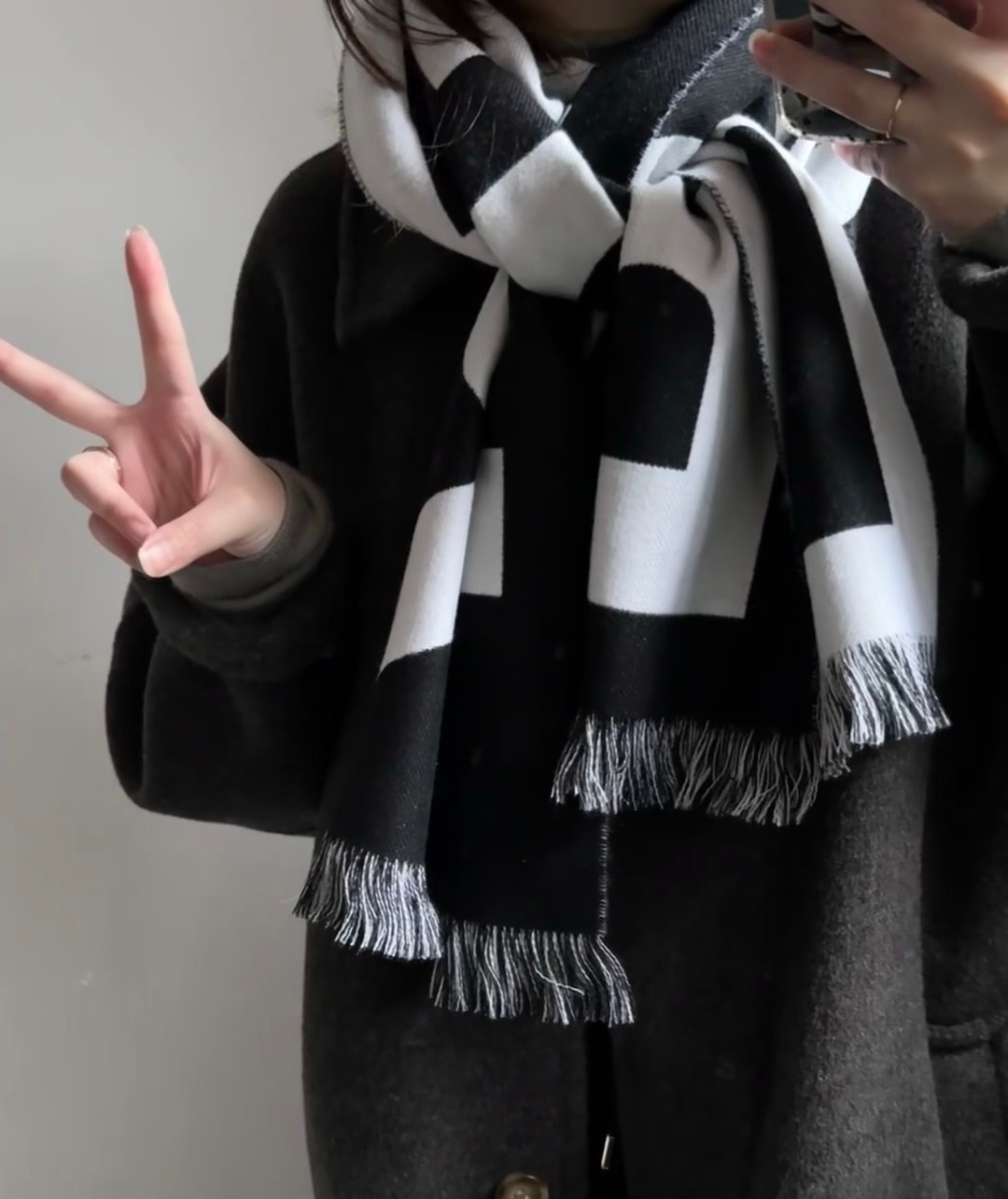 商品Burberry|BURBERRY/博柏利 男女通用黑白色羊毛大标志提花图围巾-80542141,价格¥1491,第4张图片详细描述
