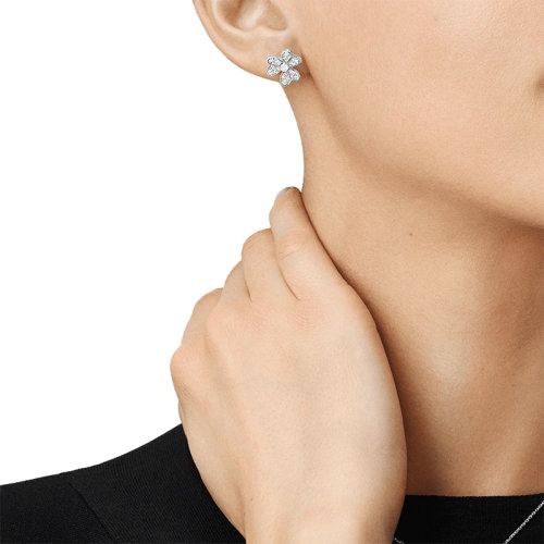 商品Van Cleef & Arpels| Van Cleef & Arpels/梵克雅宝 经典Frivole系列 18k金白金镶嵌钻石满钻迷你三瓣花朵耳钉VCARP3W100,价格¥64162,第2张图片详细描述