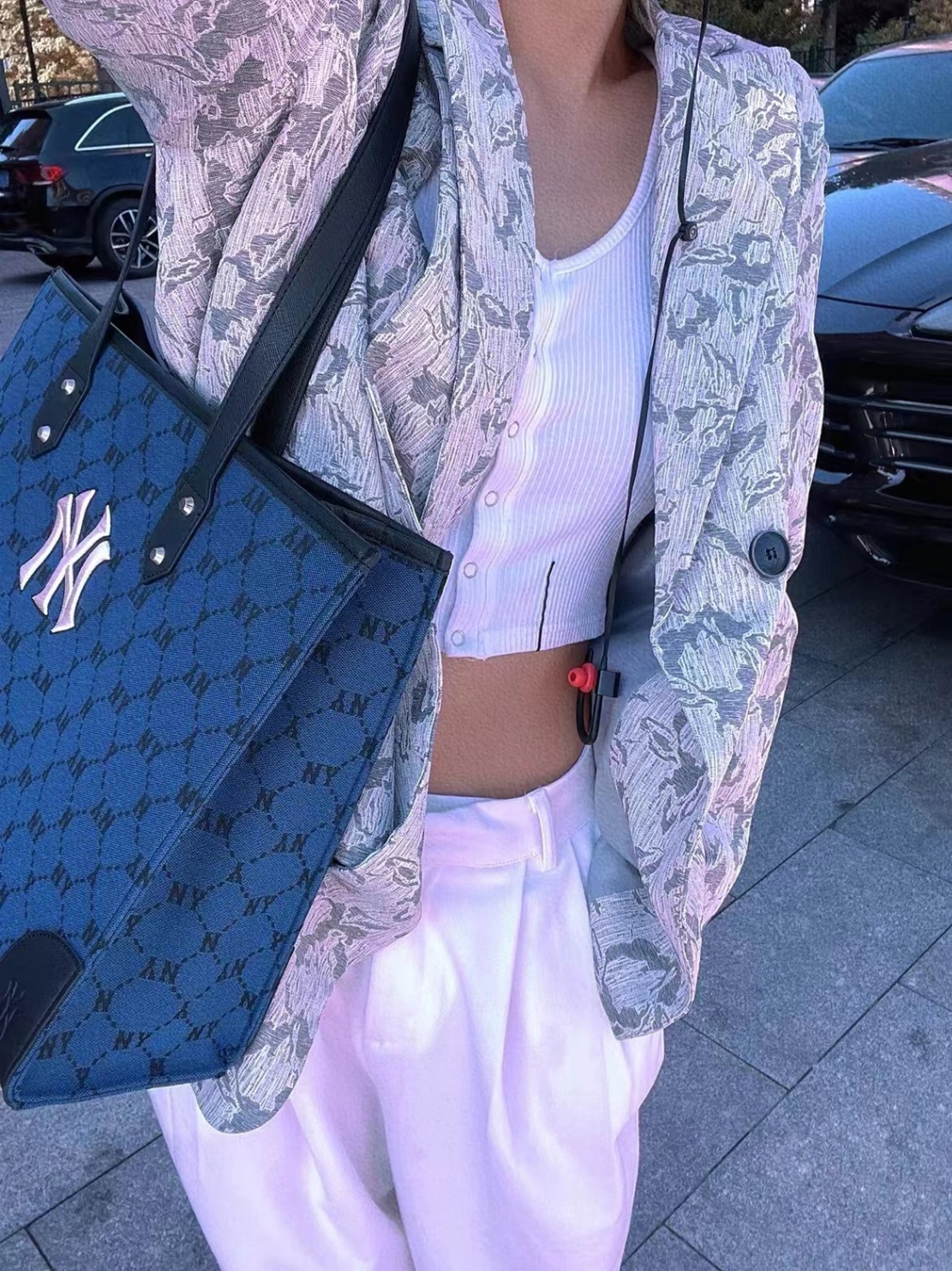 商品MLB|【享贝家】MLB Monogram Tote Bag 复古满印老花系列 NY字母托特包单肩手提包 午夜蓝色 3AORL021N-50BLD,价格¥636,第4张图片详细描述