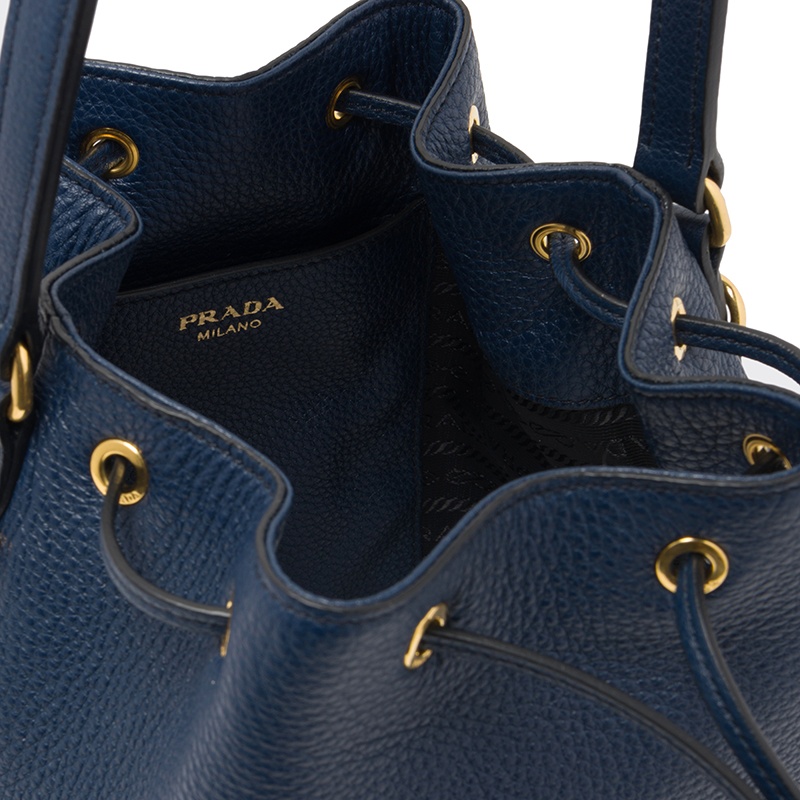 商品Prada|PRADA/普拉达 22新款 女士波罗的海蓝saffiano皮革金扣徽标皮革手柄抽绳单肩斜挎手提水桶包1BE018_2BBE_F0216_V_NOM,价格¥14839,第5张图片详细描述