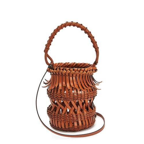 商品Loewe|【包税】LOEWE/罗意威 经典款Bucket系列 女士棕色编织小牛皮流苏单肩斜跨手提水桶包340.80.W68-2530,价格¥13112,第5张图片详细描述