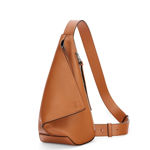商品Loewe|【包税】LOEWE/罗意威 22春夏新款 男士棕褐色Anton软粒面小牛皮斜挎单肩包0010640993,价格¥11448,第3张图片详细描述