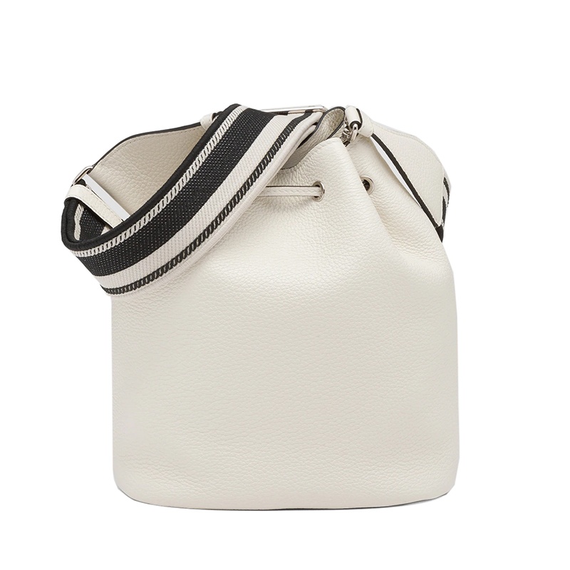 商品Prada|PRADA/普拉达 22新款 女士白色皮革银扣徽标刺绣拆卸肩带抽绳单肩斜挎手提水桶包1BE060_2DKV_F0009_V_3OO,价格¥18023,第4张图片详细描述