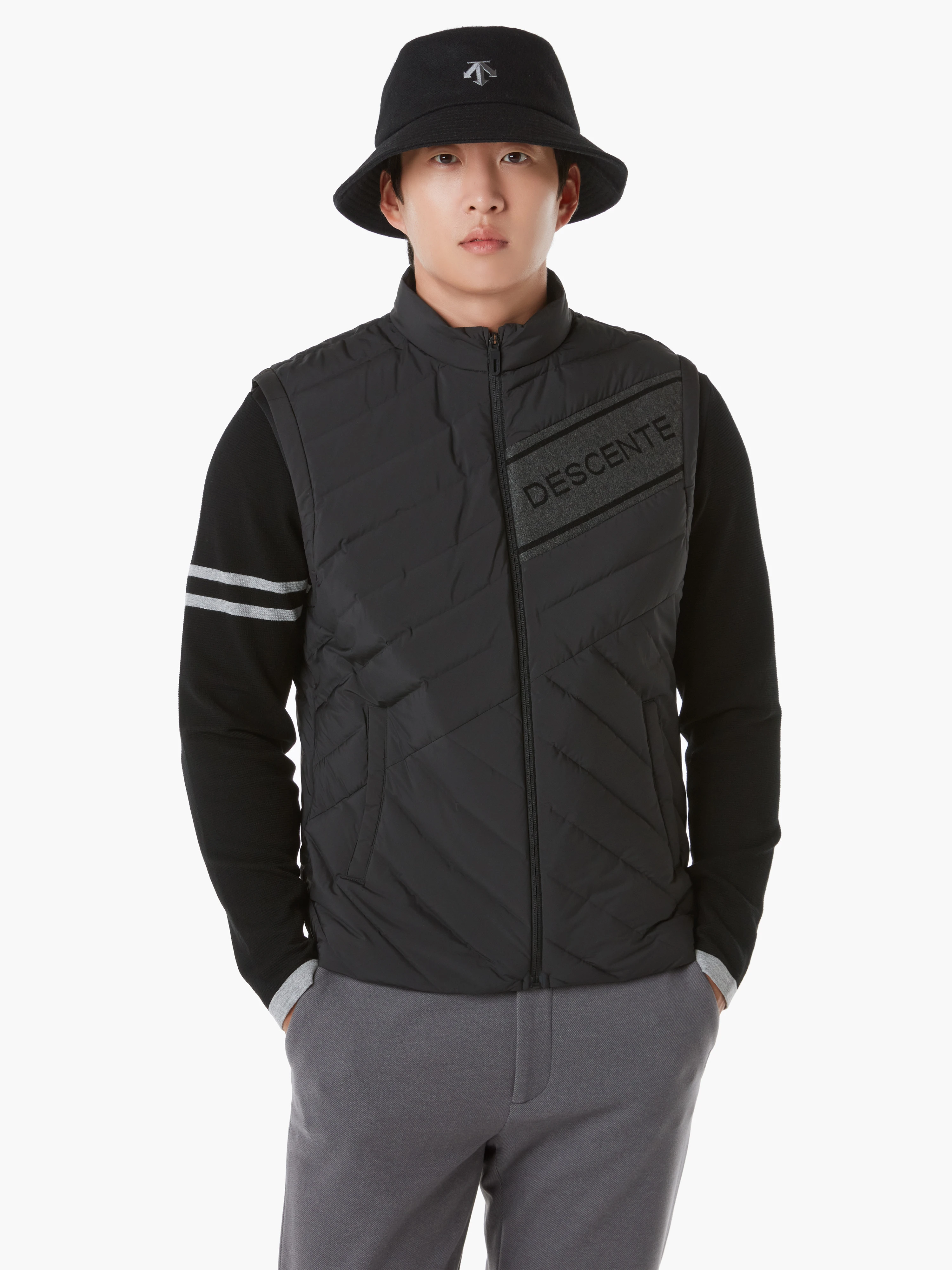 商品【预售商品15天发货】 DESCENTE|GOLF经典黑色轻量羽绒背心适合运动 DP32MFDV91-BLKG,价格¥1735,第4张图片详细描述