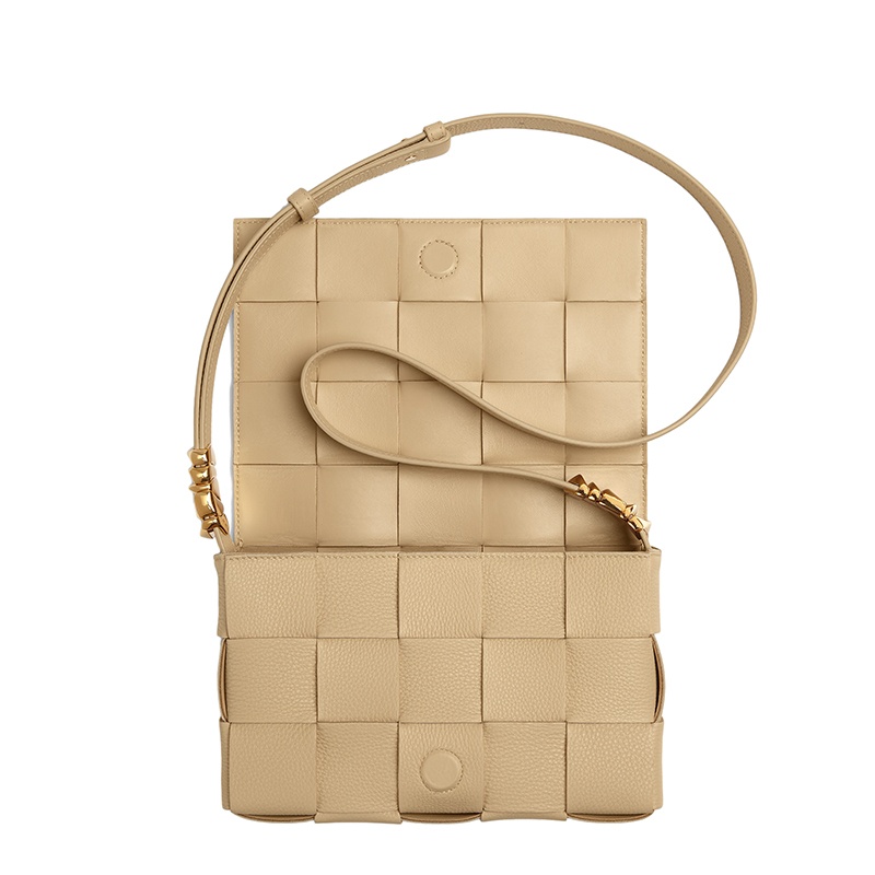 商品Bottega Veneta|【包税】Bottega Veneta/葆蝶家 CASSETTE系列 女士燕麦色小牛皮双面Intreccio编织单肩斜挎豆腐包666870V17H19776,价格¥18478,第4张图片详细描述