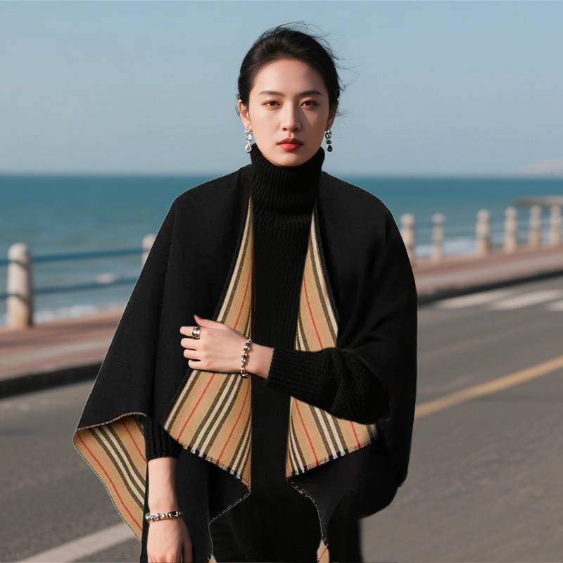 商品Burberry|【现货】博柏利 经典条纹羊毛双面女士披肩斗篷 80184961（两色可选）,价格¥3437,第11张图片详细描述