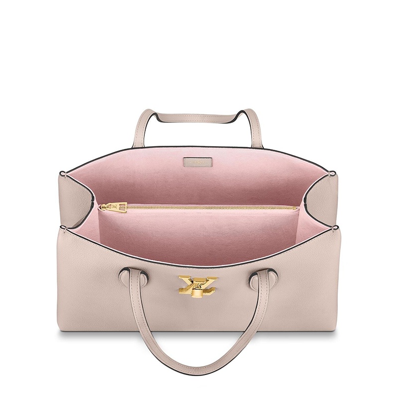 商品Louis Vuitton|【预售十天】Louis Vuitton/路易威登 CABAS LOCKME系列 女士格雷格粉柔软粒面小牛皮金属徽标手提托特包M57346,价格¥20368,第3张图片详细描述