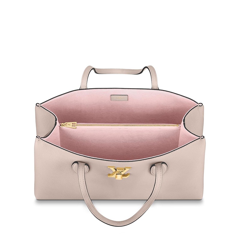 商品Louis Vuitton|【预售十天】Louis Vuitton/路易威登 CABAS LOCKME系列 女士格雷格粉柔软粒面小牛皮金属徽标手提托特包M57346,价格¥20073,第3张图片详细描述