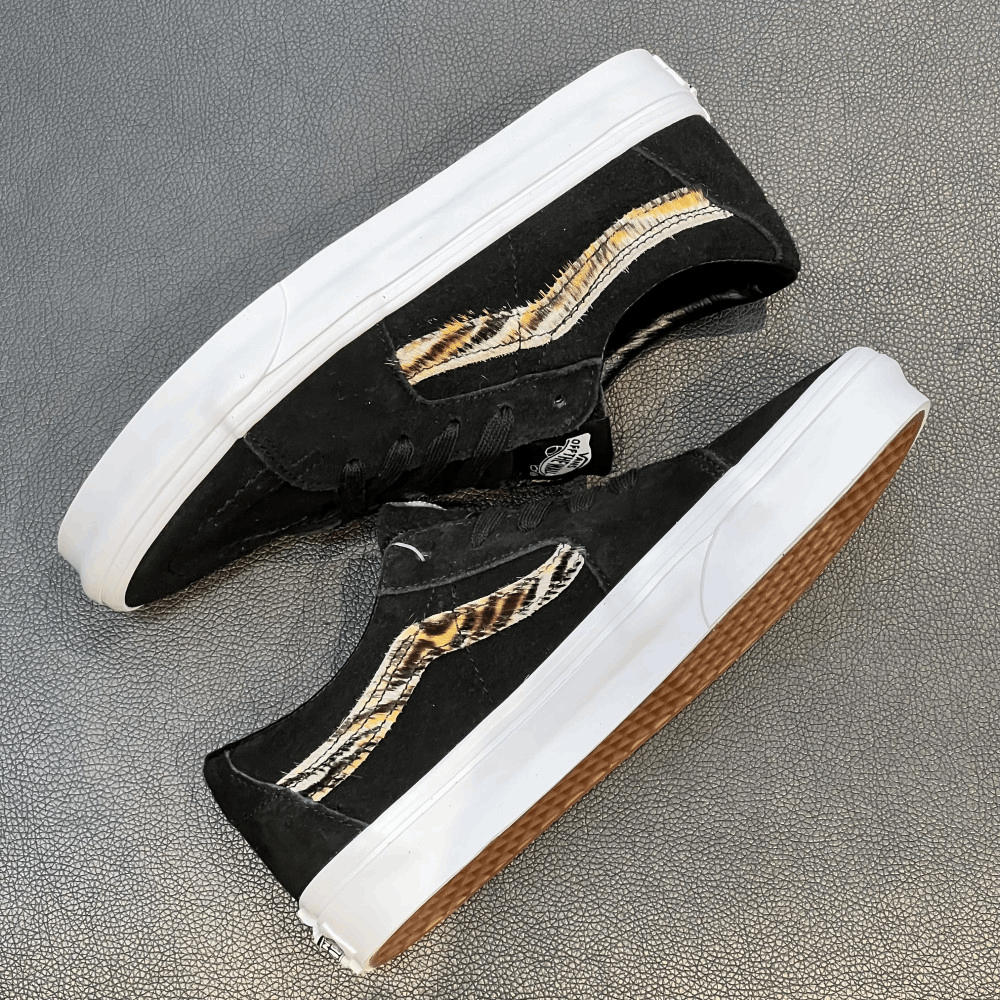 商品Vans|【韩国直邮|包邮包税】万斯[VANS] Sk8-Low # Soft Suede # 男女共用 运动鞋 # black/tiger (VN0A4UUKB0I),价格¥296,第3张图片详细描述