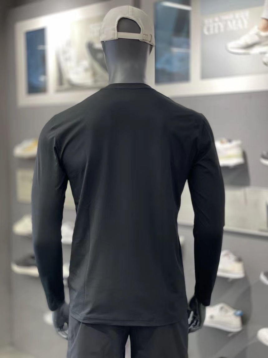 商品DESCENTE|【享贝家】（国内现货）DESCENTE 迪桑特 圆领运动长袖 侧面小标 男款 黑色 SN323UTL71-BLK G-QD,价格¥420,第5张图片详细描述