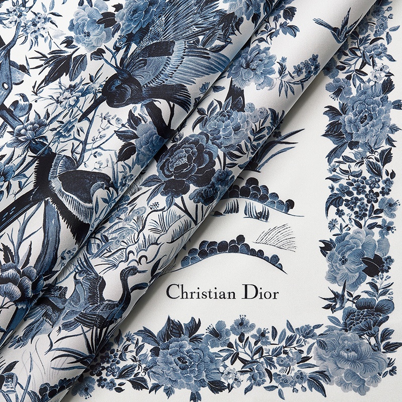 商品Dior|DIOR/迪奥 22新款JARDIN D\'HIVER系列 女士象牙色/蓝色真丝斜纹布风景图案刺绣方巾围巾丝巾,价格¥4263,第2张图片详细描述