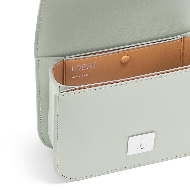 商品Loewe|LOEWE/罗意威 22春夏新款Goya系列 女士灰白色丝绸牛皮革银扣徽标翻盖开合单肩斜跨包A896N09X01-1760,价格¥21220,第7张图片详细描述