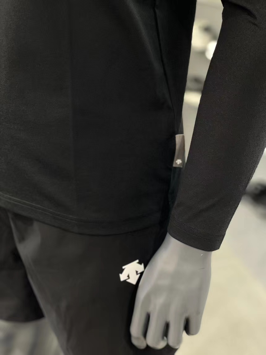 商品DESCENTE|【享贝家】（国内现货）DESCENTE 迪桑特 圆领运动长袖 侧面小标 男款 黑色 SN323UTL71-BLK G-QD,价格¥420,第7张图片详细描述