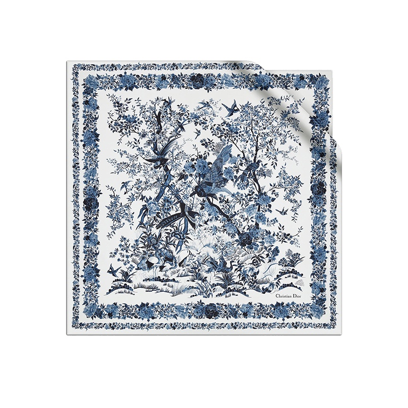 商品Dior|DIOR/迪奥 22新款JARDIN D\'HIVER系列 女士象牙色/蓝色真丝斜纹布风景图案刺绣方巾围巾丝巾,价格¥4236,第4张图片详细描述
