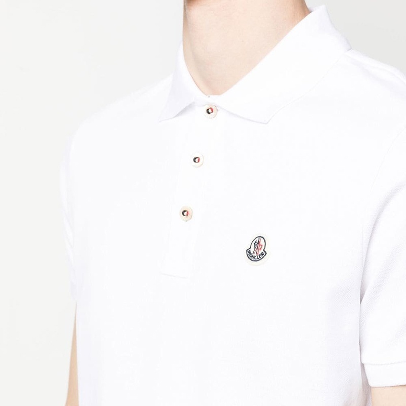 商品Moncler|【现货】蒙克莱 男士棉质微标贴扣领短袖polo衫F10918A7070084556999（四色可选） 侧贴标/胸前贴标,价格¥1211,第7张图片详细描述