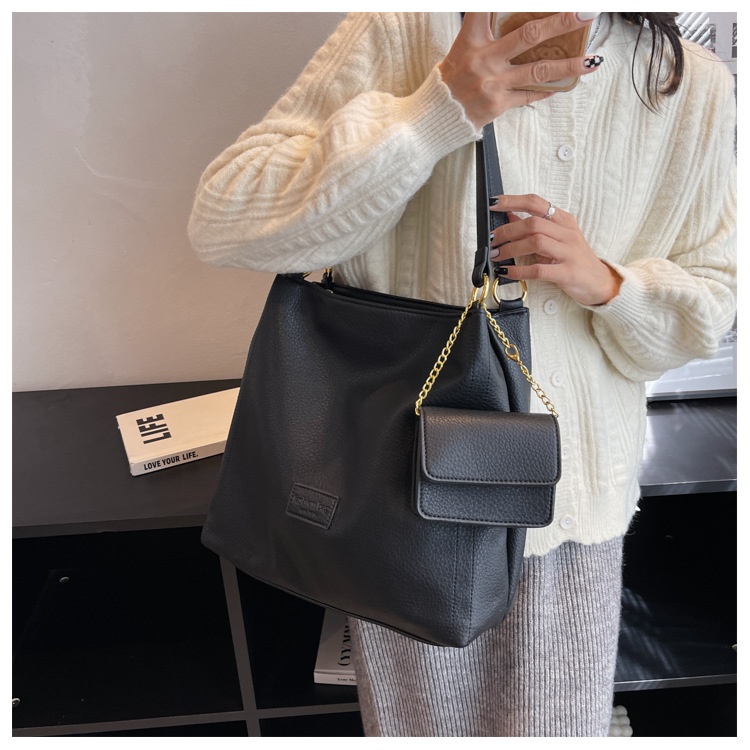 商品[国内直发] GLENVINTEN|格岚云顿复古通勤女包新款小众时尚托特包百搭秋冬大容量单肩包,价格¥178,第9张图片详细描述