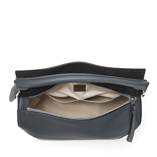 商品Loewe|【包税】LOEWE/罗意威 22春夏新款Puzzle Edge系列 男士大号煤灰色粒面牛皮革Anagram压纹可单肩斜挎手提拼图包B510140X01-1110,价格¥24415,第5张图片详细描述