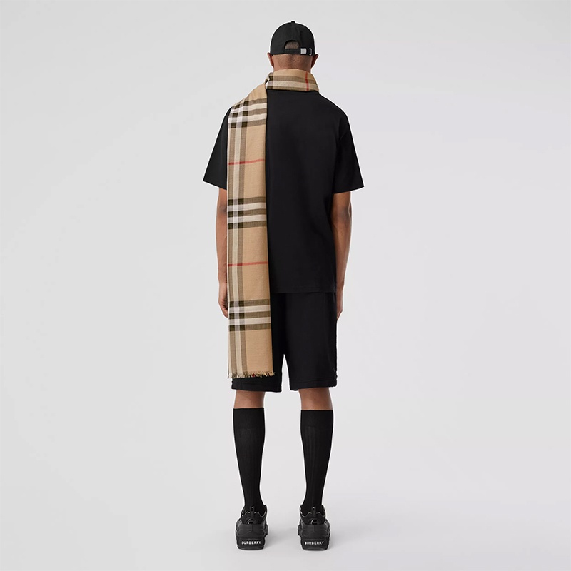 商品Burberry|【包税】BURBERRY/博柏利 早秋 轻盈格纹丝毛混纺围巾  80184681,价格¥2955,第2张图片详细描述