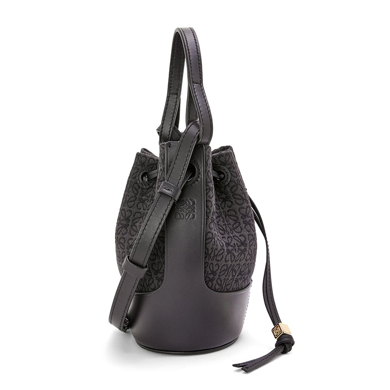 商品Loewe|【包税】LOEWE/罗意威 2021秋冬新款 Balloon系列 女士迷你无烟煤色/黑色徽标印花帆布小牛皮抽绳封口可调节肩带气球手提斜挎单肩包0010593010,价格¥11448,第5张图片详细描述