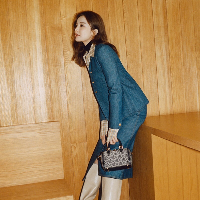 商品[国内直发] Tory Burch|托里·伯奇 奢侈品TB女包女士手提单肩斜挎迷你桶包明星同款 海军蓝82939-405,价格¥2955,第3张图片详细描述