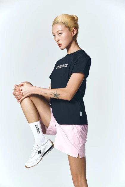 商品DESCENTE|【享贝家】ZY-迪桑特 夏季新款 速干透气运动训练上衣短袖T恤 男女同款 SO123UTS13,价格¥305,第12张图片详细描述