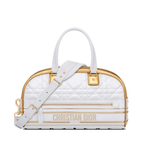 商品Dior|【��包税】DIOR/迪奥 22春夏新款VIBE系列 女士中号白色/金色牛皮革绗缝效果超大藤格纹金扣拉链开合单肩斜跨手提保龄球包M6202OFCJ_M933,价格¥33214,第4张图片详细描述