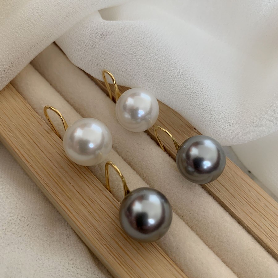 商品[国内直发] GLENVINTEN|格岚云顿新款简约复古银灰色白色高跟鞋耳环女奥地利施家珍珠925银镀金耳饰,价格¥117,第1张图片详细描述