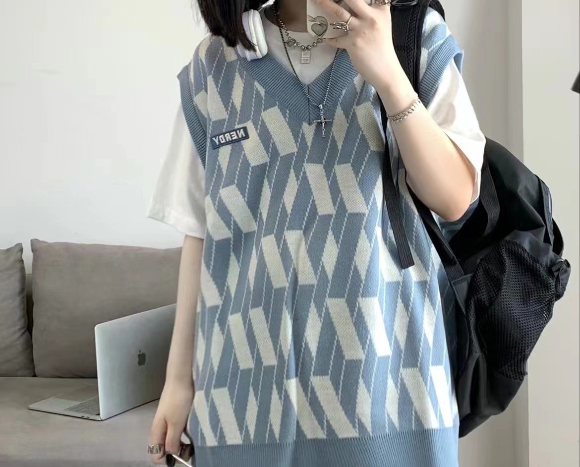 商品NERDY|【享贝家】NERDY 徽标图案针织马甲 男女同款 天蓝色（预售款，10天发货） PNES22KK0614 ,价格¥245,第7张图片详细描述