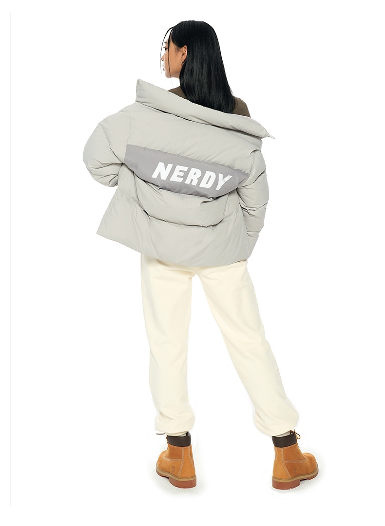 商品NERDY|【享贝家】（国内现货）NERDY 2022冬季新款短款面包服羽绒服宽松休闲情侣同款潮牌外套 男女同款 黑色\奶油色\浅灰色\绿色 PNEW22DJ02 G-LY,价格¥718,第11张图片详细描述