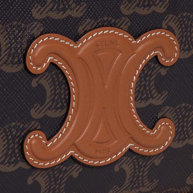 商品Celine|【包税】CELINE/赛琳 22新款CUIR TRIOMPHE TRIUMPH系列 女士迷你褐色帆布搭小牛皮拉链开合饰徽标单肩斜挎相机包10J582EGP.04LU,价格¥7134,第6张图片详细描述
