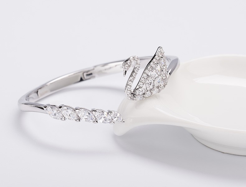 商品Swarovski|SWAROVSKI 施华洛世奇 Lake 手镯 材质白色铑开口手镯 5231330,价格¥1922,第7张图片详细描述