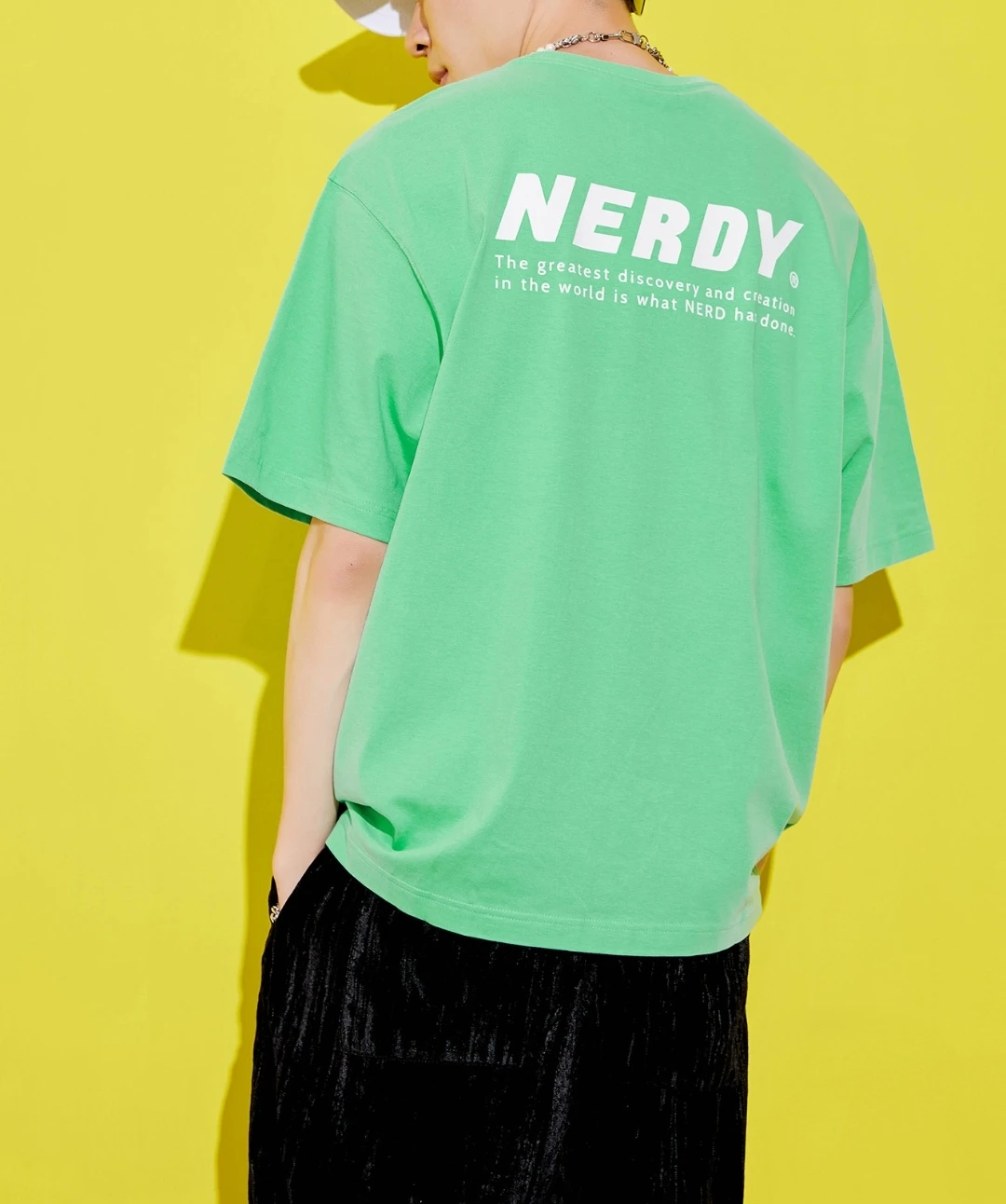 商品NERDY|【享贝家】ZY - 龚俊同款 23夏季新款 宽松印花短袖T恤 男女情侣 绿色 PNEU21KG04100,价格¥146,第1张图片详细描述
