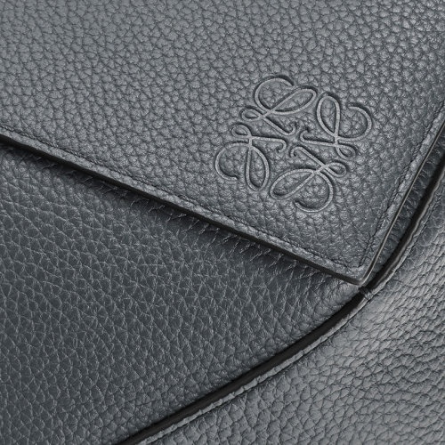 商品Loewe|【包税】LOEWE/罗意威 22春夏新款Puzzle Edge系列 男士大号煤灰色粒面牛皮革Anagram压纹可单肩斜挎手提拼图包B510140X01-1110,价格¥24415,第2张图片详细描述