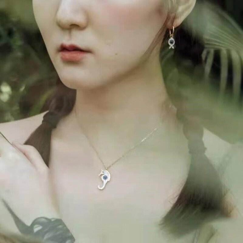 商品[国内直发] apm Monaco|APM monaco幸运海马项链女个性锁骨链法式轻奢可爱锁骨链吊坠银饰 ins时尚 金黄色幸运海马AC4675MY,价格¥606,第2张图片详细描述