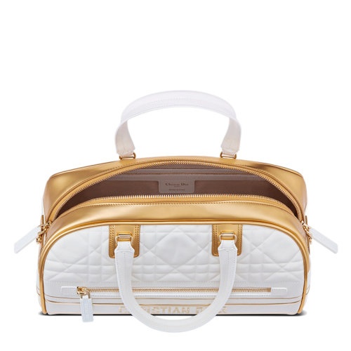 商品Dior|【包税】DIOR/迪奥 22春夏新款VIBE系列 女士中号白色/金色牛皮革绗缝效果超大藤格纹金扣拉链开合单肩斜跨手提保龄球包M6202OFCJ_M933,价格¥32910,第3张图片详细描述