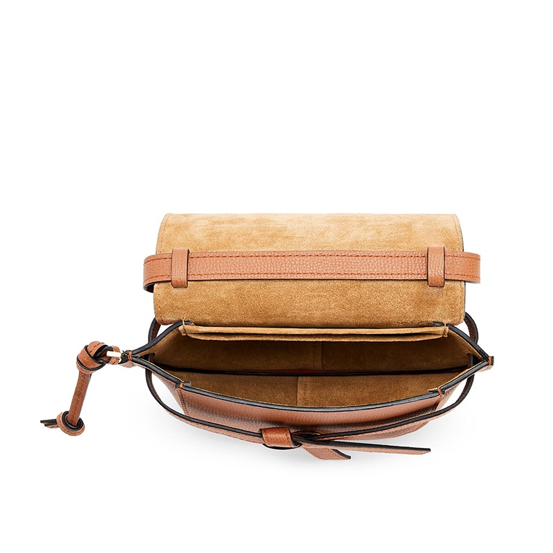 商品Loewe|LOEWE/罗意威 21春夏款 Gate系列 女士迷你棕褐色�鹅卵石粒面小牛皮Anagram印花翻盖马鞍包A650N46X02-2530,价格¥11830,第5张图片详细描述