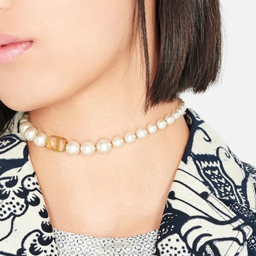 商品Dior|DIOR/迪奥  30 MONTAIGNE金色金属CD白色树脂珠饰项链 N1116MTGRS_D301,价格¥5144,第2张图片详细描述