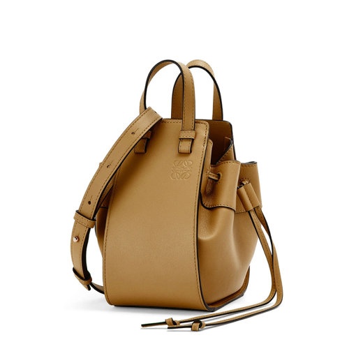 商品Loewe|【包税】LOEWE/罗意威 22新款Hammock系列 女士迷你款赭绿色经典小牛皮单肩斜挎手提抽绳吊床包314.30.V07-8325,价格¥13786,第3张图片详细描述