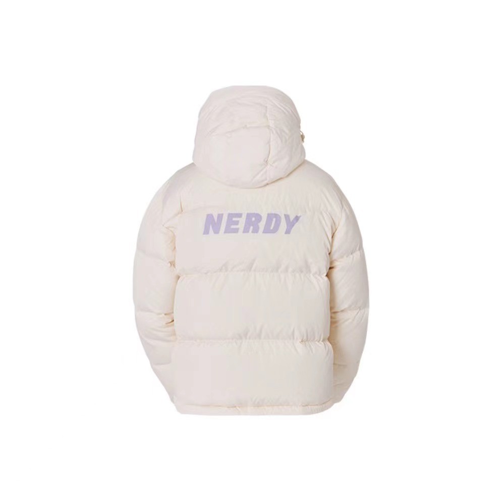 商品NERDY|【享贝家】NERDY 印花宽松连帽羽绒服外套 男女同款 乳白色（预售款，10天发货） PNEW21DJ02,价格¥568,第2张图片详细描述