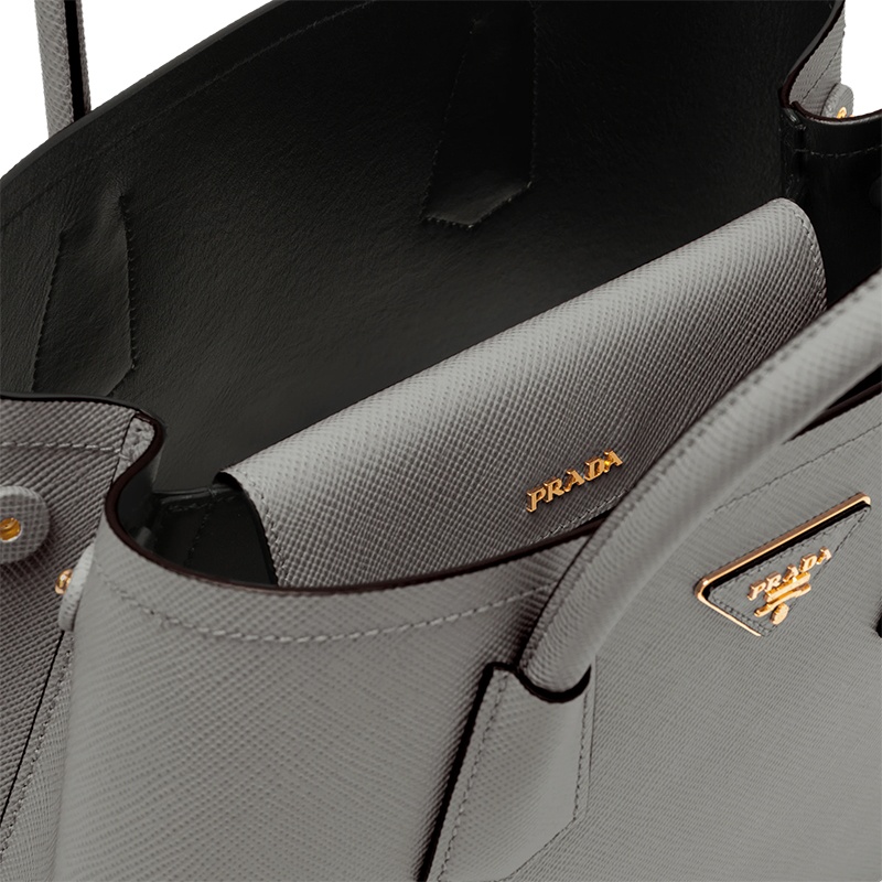 商品Prada|PRADA/普拉达 22新款 double系列 女士石板灰色saffiano十字纹皮革拆卸吊饰金色标志双皮手柄手提斜挎��包1BG887_2A4A_F01T3_V_OOO,价格¥29266,第5张图片详细描述