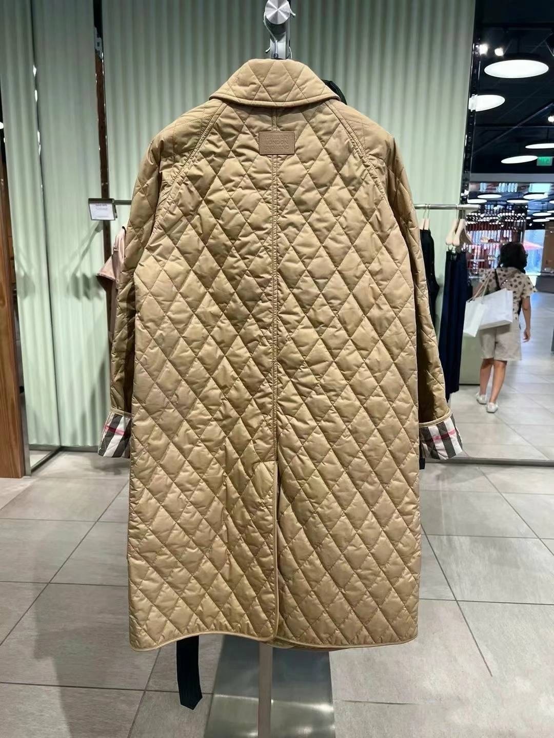 商品Burberry|BURBERRY/博柏利 女士驼色聚酮格纹印双排扣长款棉服80530431,价格¥3152,第9张图片详细描述