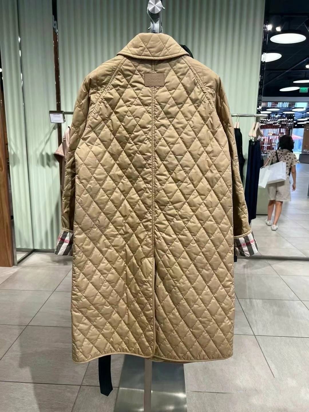 商品Burberry|BURBERRY/博柏利 女士驼色聚酮格纹印双排扣长款棉服80530431,价格¥3178,第9张图片详细描述