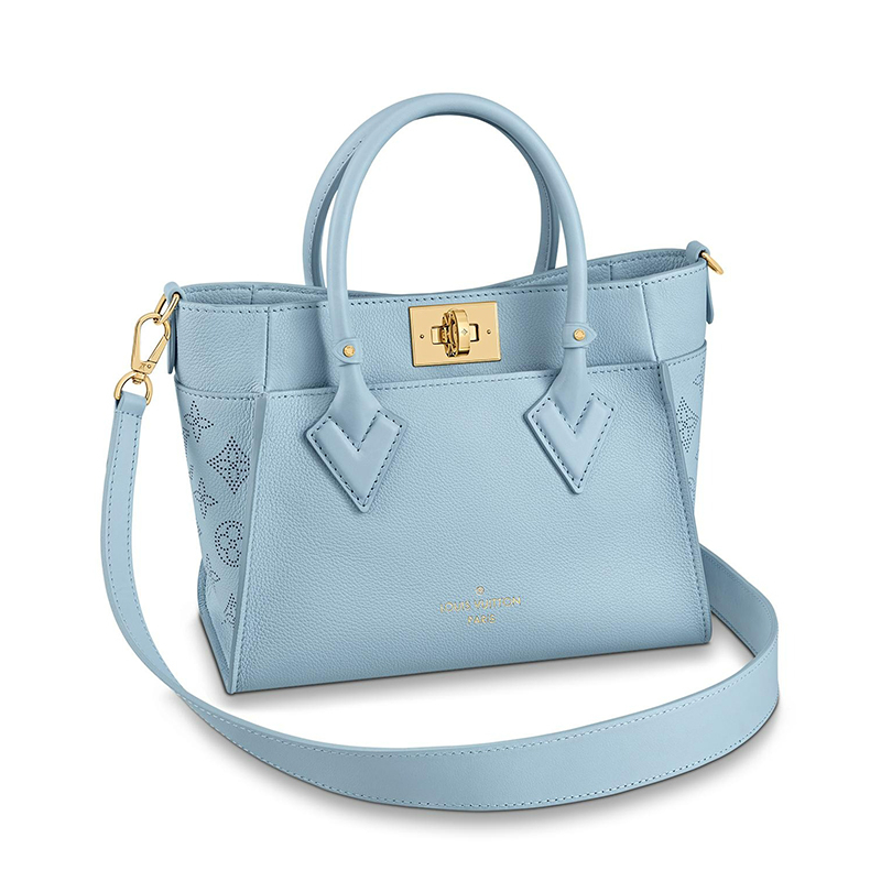 商品Louis Vuitton|【预售十天】Louis Vuitton/路易威登 ON MY SIDE系列 女士云蓝色牛皮革穿孔牛皮饰边金扣配可拆卸肩带单肩斜挎手提包M59432,价格¥29659,第2张图片详细描述