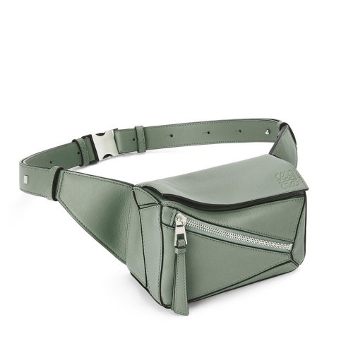 商品Loewe|【包税】LOEWE/罗意威 Puzzle系列 男士暗鼠尾草色经典小牛皮斜挎腰包0010651313,价格¥14347,第3张图片详细描述