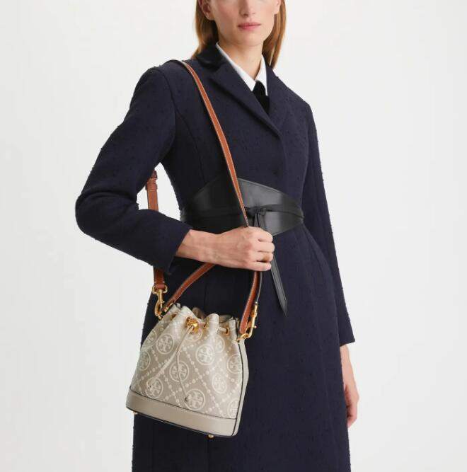 商品Tory Burch|汤丽柏琦T MONOGRAM 撞色压花水桶包（香港仓发货）,价格¥2938,第12张图片详细描述