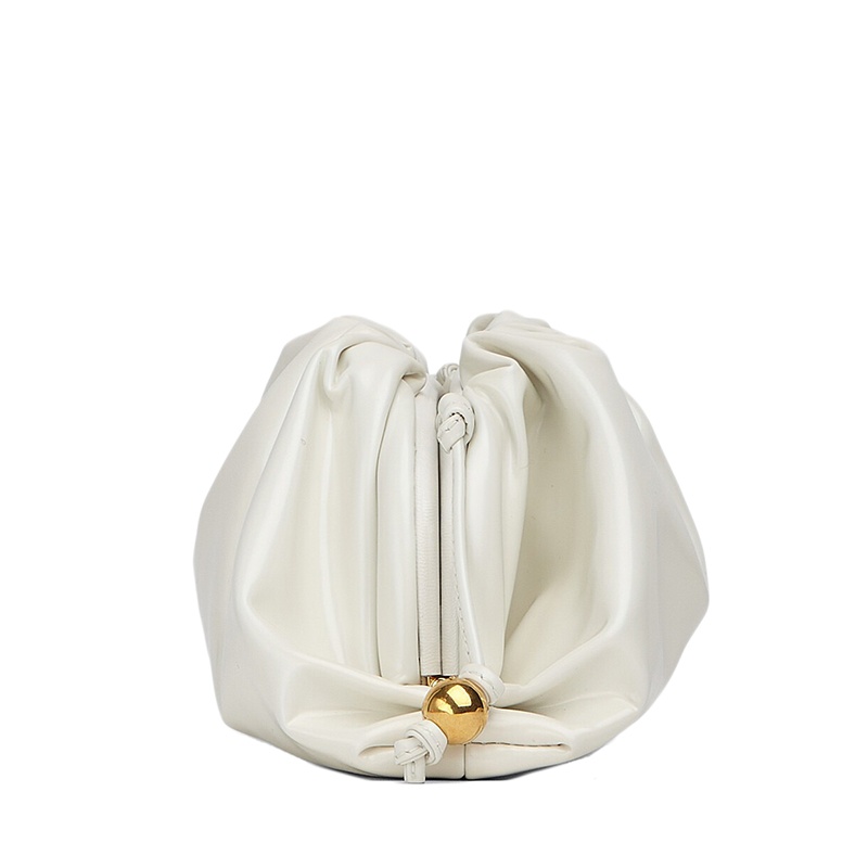 商品Bottega Veneta|【包税】Bottega Veneta/葆蝶家   POUCH系列 女士迷你白色牛皮革金色圆珠装饰手拿包680186V1C309009,价格¥15656,第4张图片详细描述