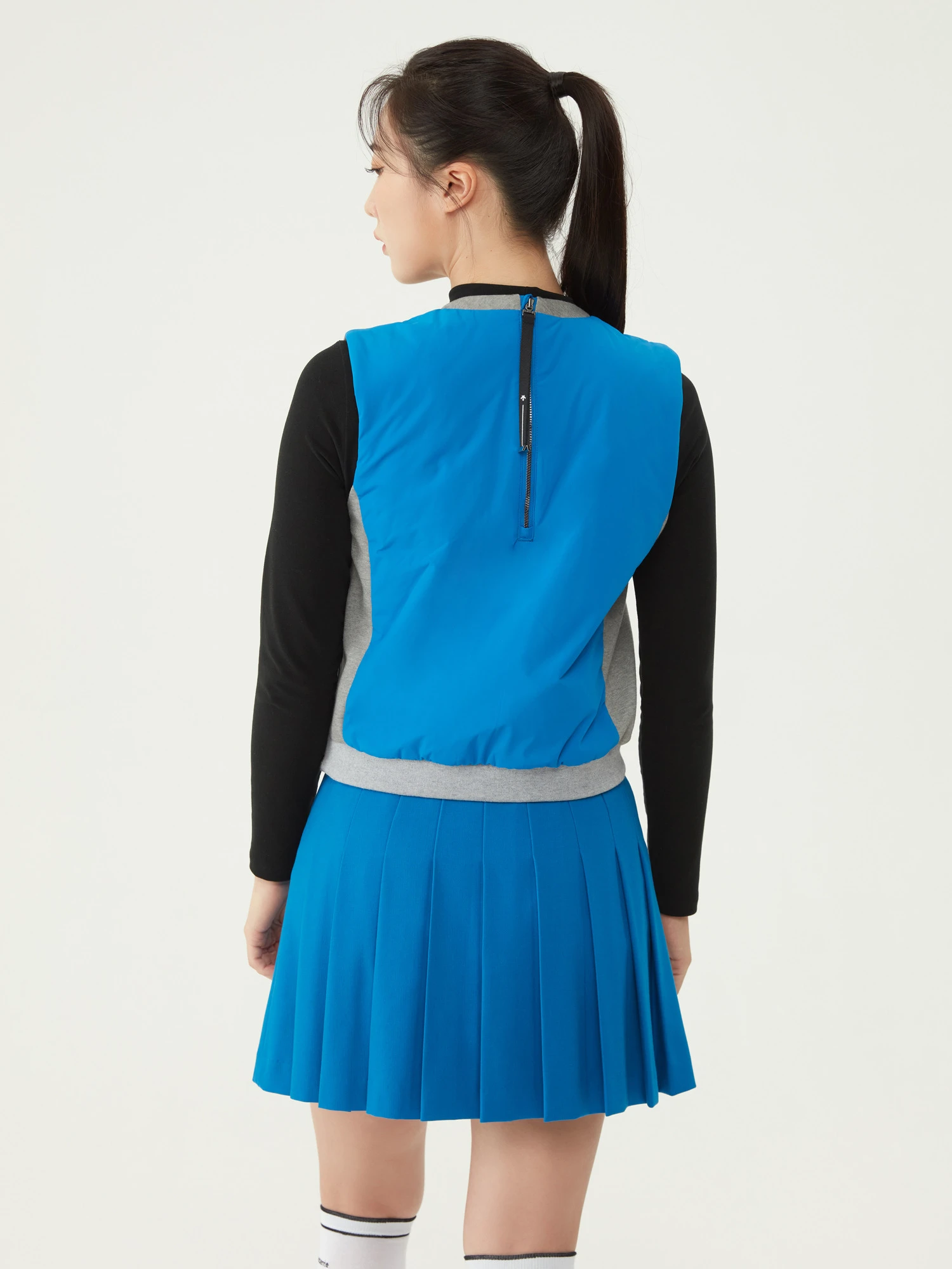 商品【预售商品15天发货】 DESCENTE|高尔夫系列女性拼接羽绒背心展现时尚魅力 DO32WFCV91-MLGG,价格¥1208,第6张图片详细描述