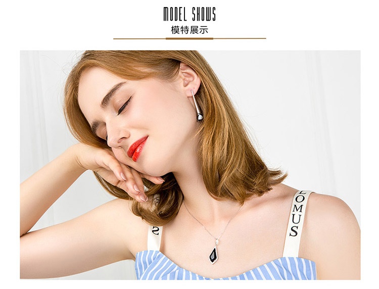 商品[国内直发] MYFD|MYFD 耳环女S925银黑色镶晶钻酷炫系列几何三角形奢华晚宴耳环,价格¥75,第7张图片详细描述