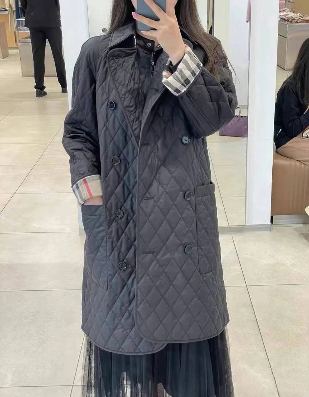 商品Burberry|BURBERRY/博柏利 女士黑色聚酮格纹印双排扣长款棉服80530441,价格¥3249,第4张图片详细描述