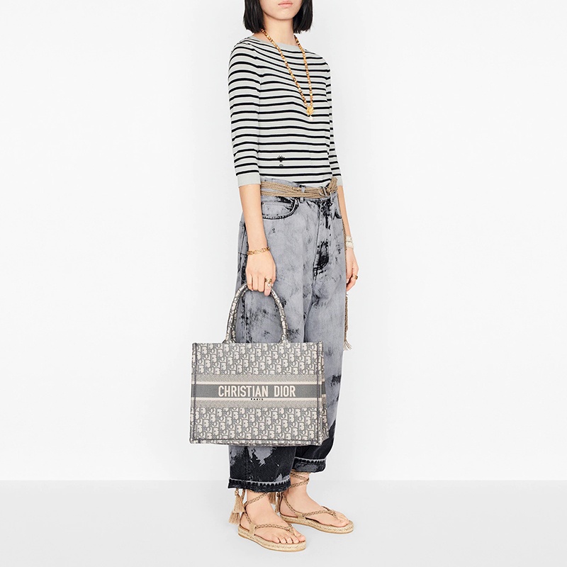 商品Dior|DIOR/迪奥 BOOK TOTE系列 小号灰色帆布老花刺绣提纹手提托特包 ,价格¥21703,第6张图片详细描述